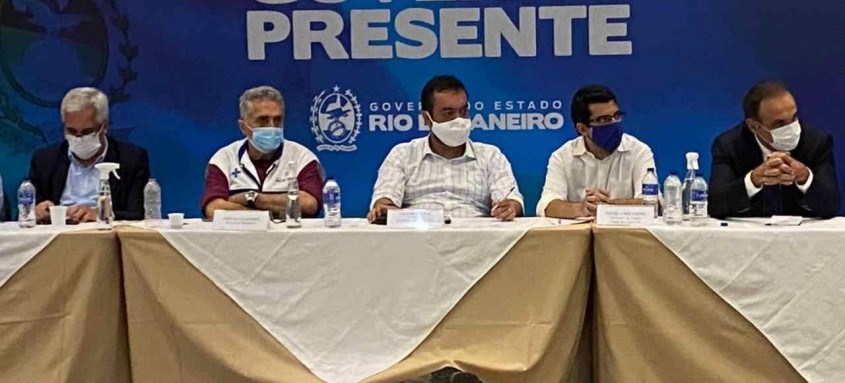 O secretário de Agricultura do Estado, Marcelo Queiroz, fez a entrega de cheques aos produtores de flores da região serrana, que sofreu na pandemia
