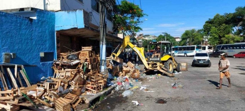 Para a remoção do material, foram utilizados uma escavadeira e um caminhão. Treze trabalhadores atuaram na ação