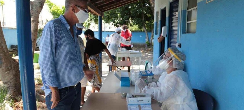 Prefeito pretende melhorar as condições para a realização dos testes de c-19 no PAM - Foto: divulgação Prefeitura de São Gonçalo Prefeito pretende melhorar as condições para a realização dos testes de c-19 no PAM
