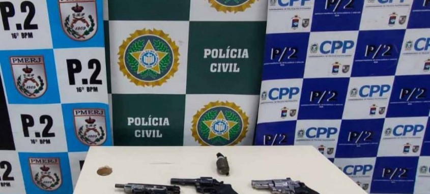 Com o bando foram apreendidos um revólver calibre 38, uma pistola calibre 9mm, uma granada, um simulacro de revólver e o veículo, que era roubado, foi recuperado - Foto: Divulgação Com o bando foram apreendidos um revólver calibre 38, uma pistola calibre 9mm, uma granada, um simulacro de revólver e o veículo, que era roubado, foi recuperado