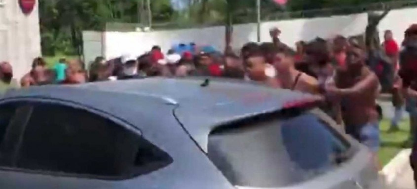 Carros que chegavam ao Ninho do Urubu nesta terça-feira eram cercados pelos torcedores - Foto: Reprodução da TV Carros que chegavam ao Ninho do Urubu nesta terça-feira eram cercados pelos torcedores