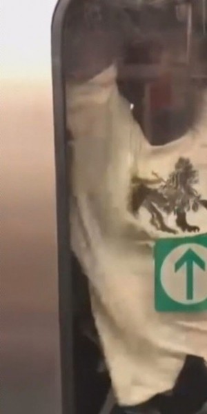Homem estava pendurado do lado de fora do trem e foi filmado foi um passageiro de dentro do transporte - Foto: Reprodução/TV Globo Homem estava pendurado do lado de fora do trem e foi filmado foi um passageiro de dentro do transporte