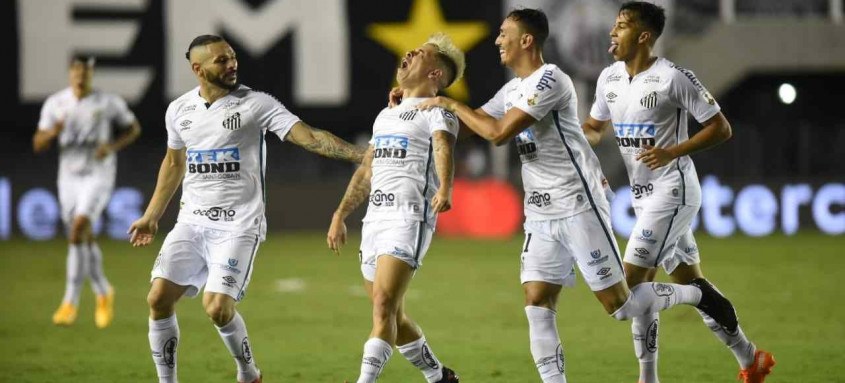 O Santos superou os argentinos por 3 a 0 e decidirá no próximo dia 30, no Maracanã, a Libertadores contra o rival Palmeiras