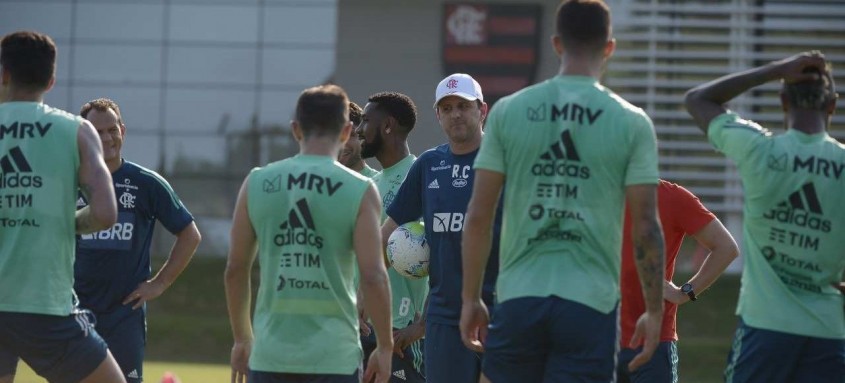 Rogério Ceni comandou ontem mais um treino do Ninho do Urubu, visando o jogo contra o Goiás, na próxima segunda