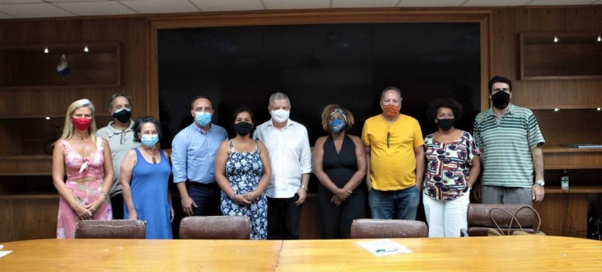 O prefeito de Niterói, Axel Grael, se reuniu nesta quarta-feira (13) com o deputado estadual Waldeck Carneiro e agentes do Fórum da Economia Solidária em Niterói para discutir e traçar metas para essa atividade - Foto: Berg Silva / Prefeitura de Niterói O prefeito de Niterói, Axel Grael, se reuniu nesta quarta-feira (13) com o deputado estadual Waldeck Carneiro e agentes do Fórum da Economia Solidária em Niterói para discutir e traçar metas para essa atividade
