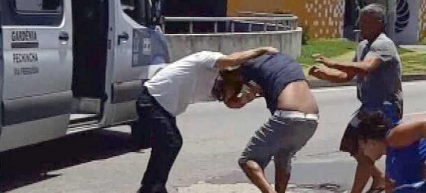 Segundo testemunhas, confusão começou depois que a van acabou atrapalhando o ônibus - Foto: Reprodução/TV Globo Segundo testemunhas, confusão começou depois que a van acabou atrapalhando o ônibus