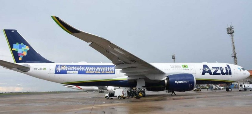 Avião da companhia aérea Azul previsto para decolar hoje em direção à Índia para buscar 2 milhões de doses da vacina contra a covid-19, só sairá de solo brasileiro amanhã (15) à noite. - Foto: Divulgação / Ministério da Saúde Avião da companhia aérea Azul previsto para decolar hoje em direção à Índia para buscar 2 milhões de doses da vacina contra a covid-19, só sairá de solo brasileiro amanhã (15) à noite.