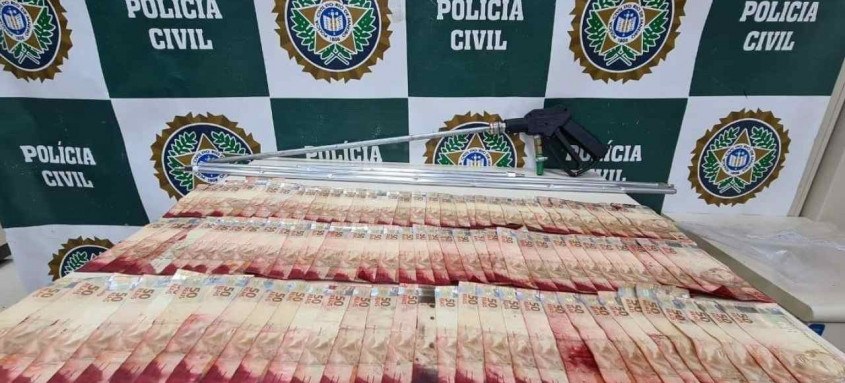 Dois homens foram presos em São João de Meriti. Houve apreensão de dinheiro e materiais para a prática criminosa - Foto: Divulgação PCERJ Dois homens foram presos em São João de Meriti. Houve apreensão de dinheiro e materiais para a prática criminosa