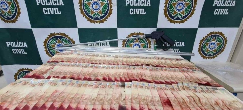 Dois homens foram presos em São João de Meriti. Houve apreensão de dinheiro e materiais para a prática criminosa 