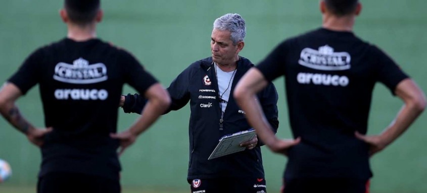 O colombiano Reinaldo Rueda trocou o Flamengo pela seleção chilena no início de 2018 - Foto: Carlos Parra / ANFP O colombiano Reinaldo Rueda trocou o Flamengo pela seleção chilena no início de 2018