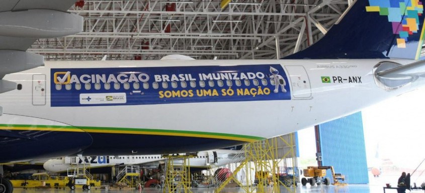Avião da Azul no hangar aguardando decolagem para buscar vacinas na Índia - Foto: Divulgação/Ministério da Saúde Avião da Azul no hangar aguardando decolagem para buscar vacinas na Índia