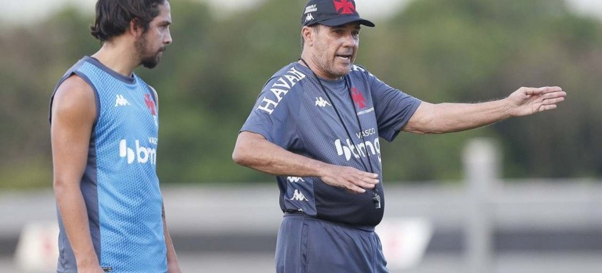 Luxemburgo orienta Benítez no último treino antes do jogo. Meia argentino faz hoje à noite sua reestreia pelo Vasco - Foto: Rafael Ribeiro / Vasco Luxemburgo orienta Benítez no último treino antes do jogo. Meia argentino faz hoje à noite sua reestreia pelo Vasco