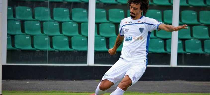 O meia Valdívia começou como titular no empate entre Avaí e CSA, neste sábado, pela Série B - Foto: Divulgação / Avaí O meia Valdívia começou como titular no empate entre Avaí e CSA, neste sábado, pela Série B