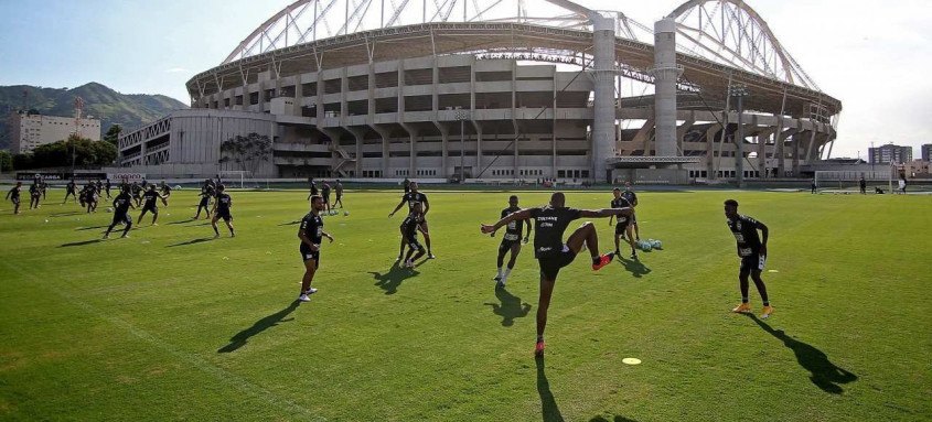 Botafogo realizou neste sábado o último treino antes de enfrentar o Santos na Vila Belmiro