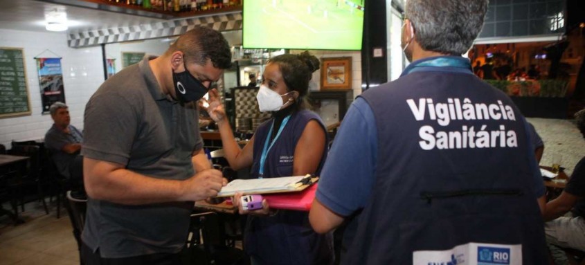 Agentes da Prefeitura do Rio percorreram na madrugada deste sábado vários bares da cidade