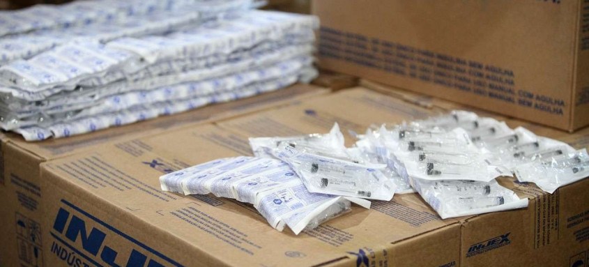 Nesta primeira fase, serão distribuídas 5,5 milhões de seringas descartáveis de 3 ml com agulha aos municípios - Foto: Divulgação / Governo do Estado Nesta primeira fase, serão distribuídas 5,5 milhões de seringas descartáveis de 3 ml com agulha aos municípios
