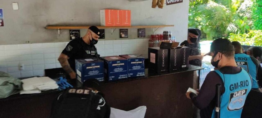 Grande quantidade de bebida que seria consumida no evento foi apreendida pelos agentes municipais - Foto: Divulgação Grande quantidade de bebida que seria consumida no evento foi apreendida pelos agentes municipais