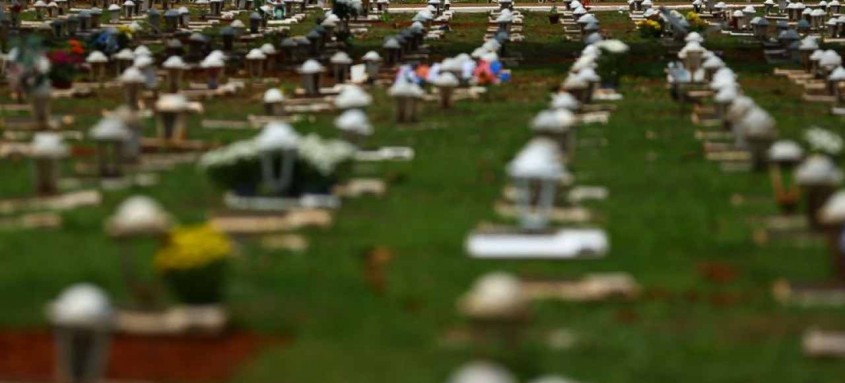 Segundo a universidade americana Johns Hopkins, em dezembro, várias vezes a marca de 15 mil mortes por dia foi registrada - Foto: Marcello Casal Jr / Agência Brasil Segundo a universidade americana Johns Hopkins, em dezembro, várias vezes a marca de 15 mil mortes por dia foi registrada