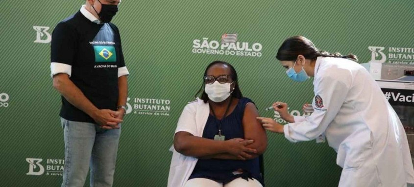 Ao lado do governador de São Paulo, João Doria, a enfermeira Mônica Calazans foi a primeira vacinada contra covid-19 no país