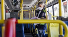 Cinco empresas que atuam na cidade já receberam a visita dos agentes, que checaram condições de segurança de 208 veículos Divulgação