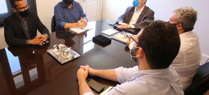 Prefeito se reuniu com reitor da universidade e tratou de projetos para saúde, educação e ciência e tecnologia - Foto: Luciana Carneiro/Divulgação Prefeito se reuniu com reitor da universidade e tratou de projetos para saúde, educação e ciência e tecnologia