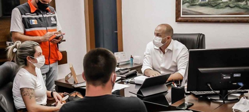 Os primeiros itaboraienses vacinados serão os trabalhadores da saúde da linha de frente, que compõem a rede de urgência e emergência, além de idosos das instituições de longa permanência. - Foto: Divulgação Os primeiros itaboraienses vacinados serão os trabalhadores da saúde da linha de frente, que compõem a rede de urgência e emergência, além de idosos das instituições de longa permanência.