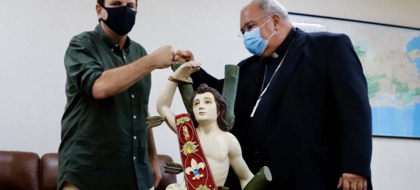 O prefeito Eduardo Paes e o cardeal Dom Orani Tempesta, com a imagem de São Sebastião, na sede do Executivo - Foto: Beth Santos/Prefeitura do Rio O prefeito Eduardo Paes e o cardeal Dom Orani Tempesta, com a imagem de São Sebastião, na sede do Executivo