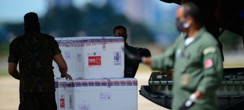 Nesta semana, receberão a primeira dose da vacina contra covid-19 na cidade do Rio de Janeiro 105.518 mil profissionais de saúde da linha de frente, 4.619 idosos que moram em instituições de longa permanência e 332 adultos com deficiência que vivem nesses locais. - Foto: Marcello Casal JrAgência Brasil Nesta semana, receberão a primeira dose da vacina contra covid-19 na cidade do Rio de Janeiro 105.518 mil profissionais de saúde da linha de frente, 4.619 idosos que moram em instituições de longa permanência e 332 adultos com deficiência que vivem nesses locais.