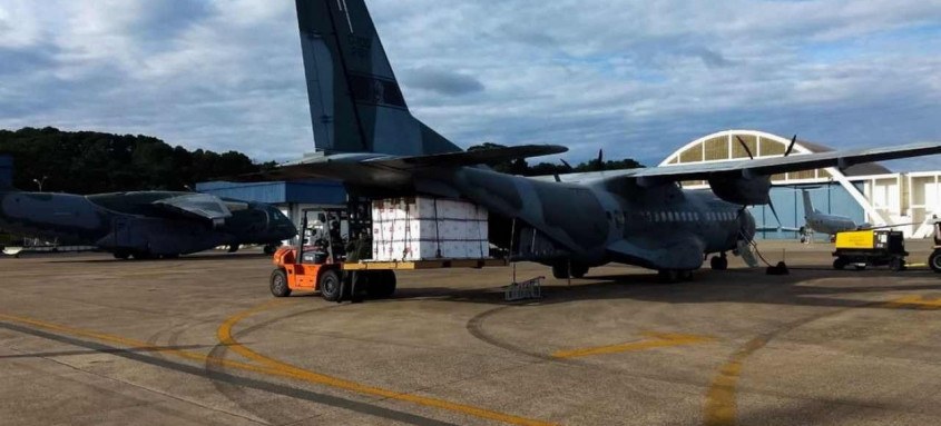 Segundo o governo do RJ, 33 cidades receberam as doses por transporte terrestre e outras 35 com a ajuda de helicópteros da polícia e dos bombeiros, que auxiliam o trabalho logístico