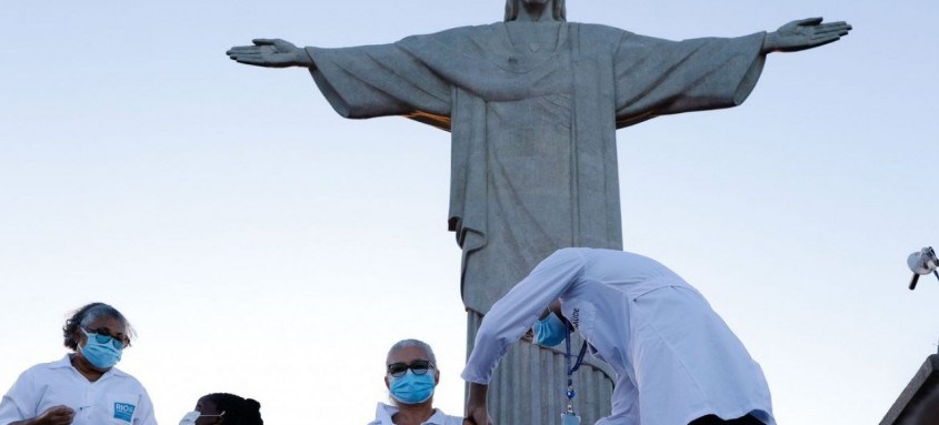  Teresinha da Conceição, 80 anos, moradora do Abrigo Cristo Redentor, foi uma das duas pessoas vacinadas na tarde de ontem (18)