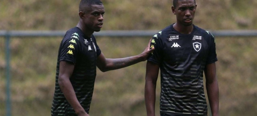 Dupla de zaga alvinegra não deve continuar no clube na próxima temporada - Foto: Vitor Silva / Botafogo Dupla de zaga alvinegra não deve continuar no clube na próxima temporada