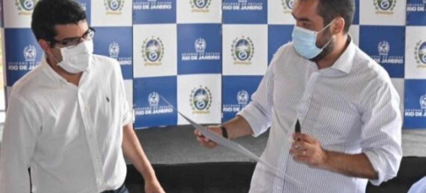 Governador do Estado assina decreto que será fiscalizado pelo secretário Marcelo Queiroz RJPET - Foto: Divulgação RJPET Governador do Estado assina decreto que será fiscalizado pelo secretário Marcelo Queiroz RJPET