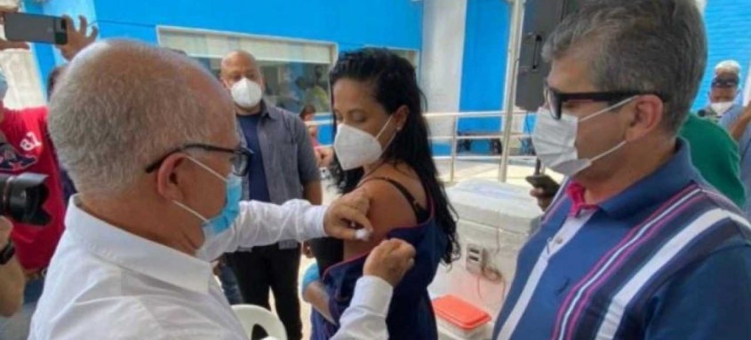 A enfermeira Elizangela recebeu a vacina contra covid-19 nesta terça, dada pelo secretário de saúde do município