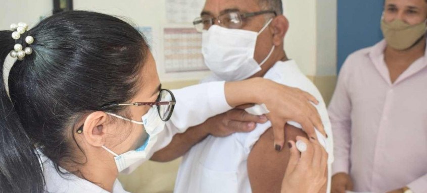 Sérgio Barbosa Pereira, de 55 anos, enfermeiro há 30 anos, é o primeiro a ser vacinado contra a covid-19 em Tanguá