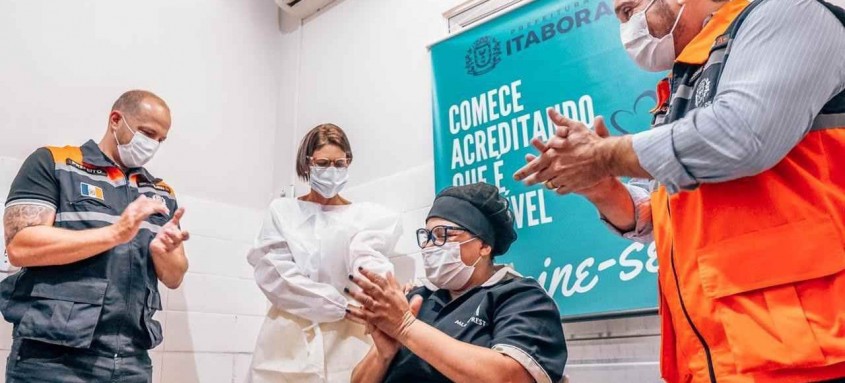 Em Itaboraí, pessoas que trabalham na linha de frente são vacinadas