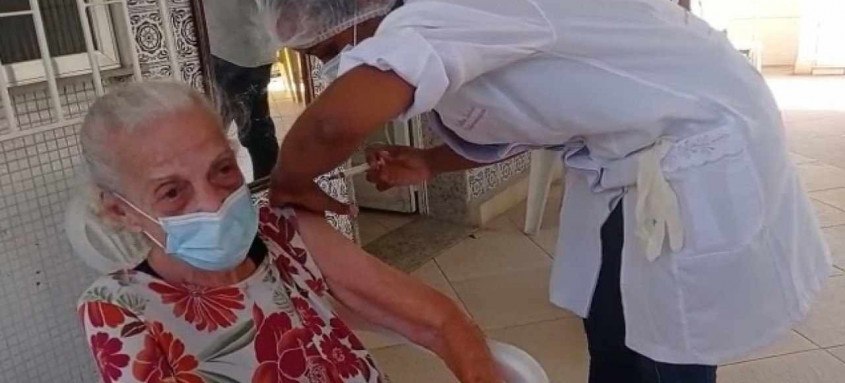 Clice de Souza Carvalho, de 93 anos, foi a escolhida para receber a primeira vacina - Foto: Divulgação Clice de Souza Carvalho, de 93 anos, foi a escolhida para receber a primeira vacina