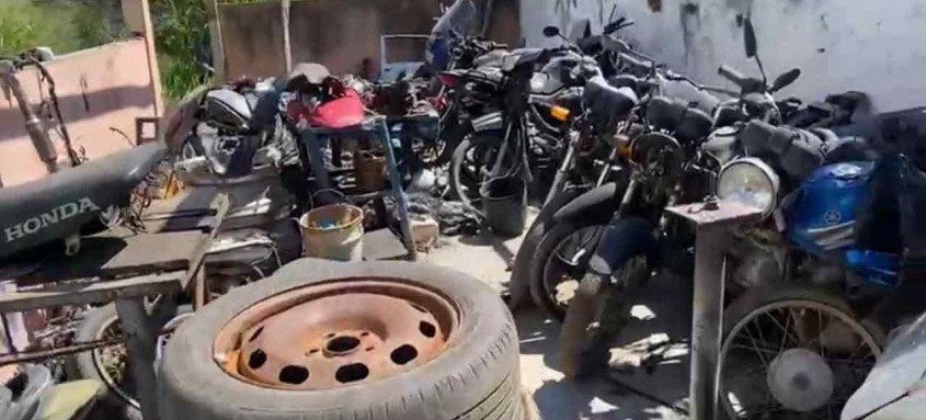 No local foram encontradas diversas motos com numeração raspada, chassis adulterados, carcaças e inúmeras peças desmontadas - Foto: Divulgação PCERJ No local foram encontradas diversas motos com numeração raspada, chassis adulterados, carcaças e inúmeras peças desmontadas