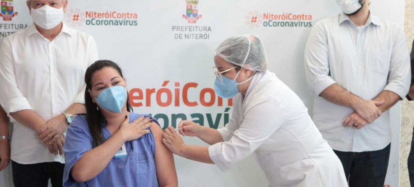 Primeira profissional de saúde vacinada em Niterói, Bruna Lemos recebeu o medicamento no Hospital Oceânico - Foto: Douglas Macedo/Prefeitura de Niterói Primeira profissional de saúde vacinada em Niterói, Bruna Lemos recebeu o medicamento no Hospital Oceânico