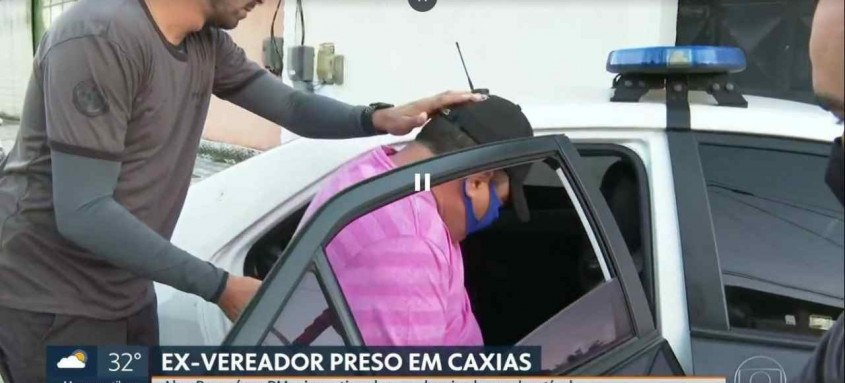 Ex-vereador Alex Rosa foi preso ontem em Duque de Caxias, na Baixada Fluminense, na Operação Pit-Stop. Ele é apontado como chefe de organização criminosa - Foto: Reprodução/TV Globo Ex-vereador Alex Rosa foi preso ontem em Duque de Caxias, na Baixada Fluminense, na Operação Pit-Stop. Ele é apontado como chefe de organização criminosa