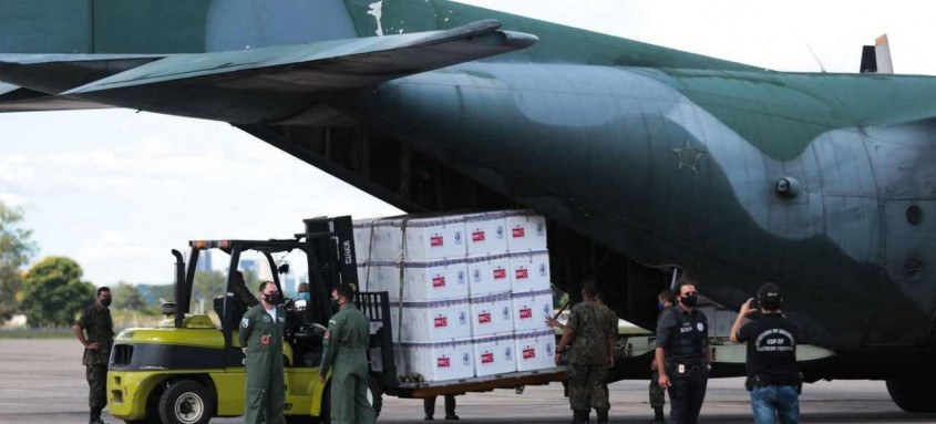 Vacinas foram transportadas para todo o País por companhias aéreas comerciais e aeronaves militares. Em dois dias, todas as remessas foram entregues - Foto: Marcello Casal JrAgência Brasil Vacinas foram transportadas para todo o País por companhias aéreas comerciais e aeronaves militares. Em dois dias, todas as remessas foram entregues