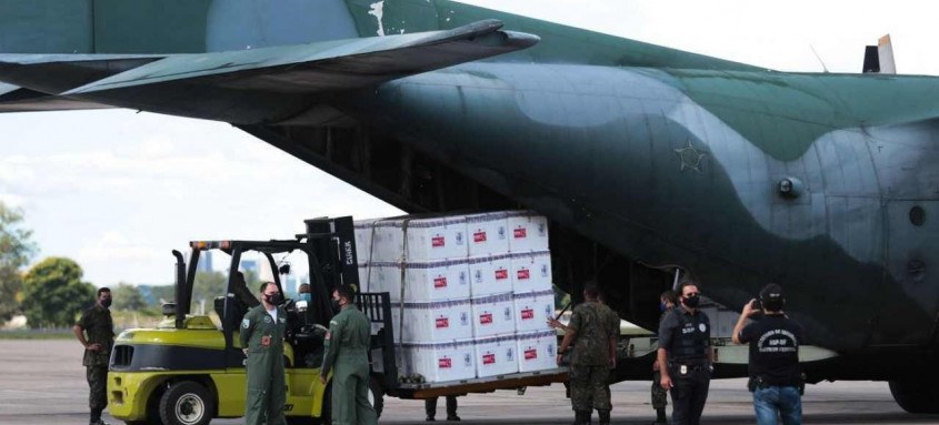 Vacinas foram transportadas para todo o País por companhias aéreas comerciais e aeronaves militares. Em dois dias, todas as remessas foram entregues 