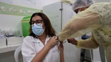 O sentimento de quem recebeu o imunizante era de alívio e gratidão. No Hospital Municipal Carlos tortelly, foram imunizados 250 profissionais, até quarta-feira Douglas Macedo/Prefeitura de Niterói