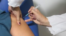 Ao todo, foram distribuídas no primeiro dia, 3,4 mil doses da vacina para o grupo prioritário em São Gonçalo Divulgação / Prefeitura de São Gonçalo