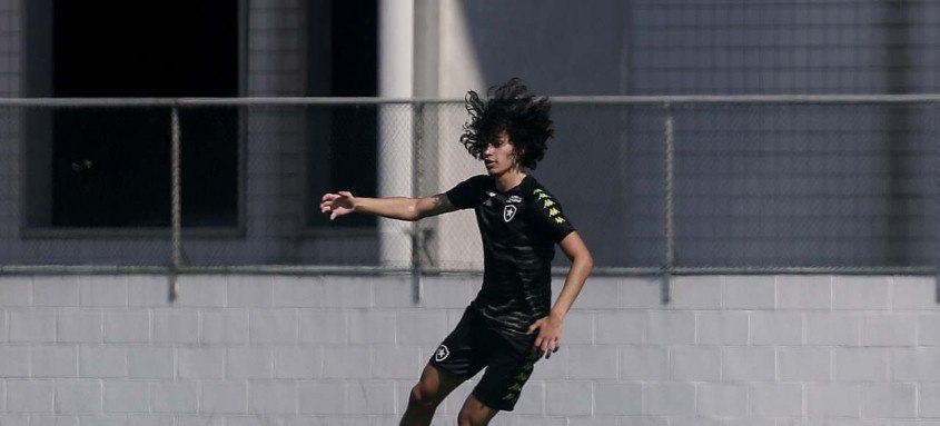 Matheus Nascimento, de 16 anos, foi titular pela primeira vez no Botafogo na última quarta-feira