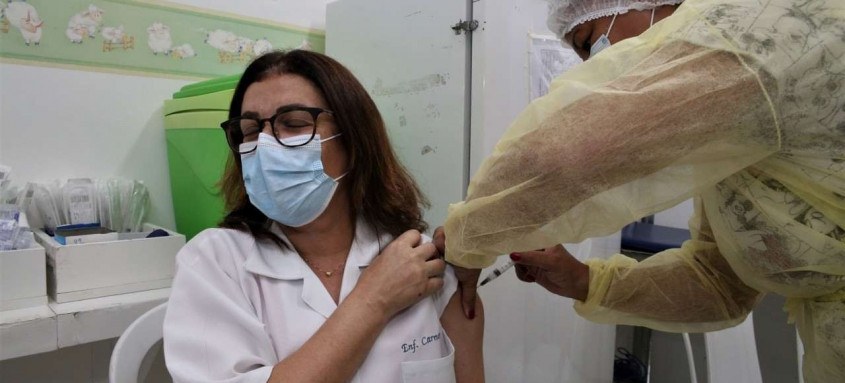 O sentimento de quem recebeu o imunizante era de alívio e gratidão. No Hospital Municipal Carlos tortelly, foram imunizados 250 profissionais, até quarta-feira - Foto: Douglas Macedo/Prefeitura de Niterói O sentimento de quem recebeu o imunizante era de alívio e gratidão. No Hospital Municipal Carlos tortelly, foram imunizados 250 profissionais, até quarta-feira