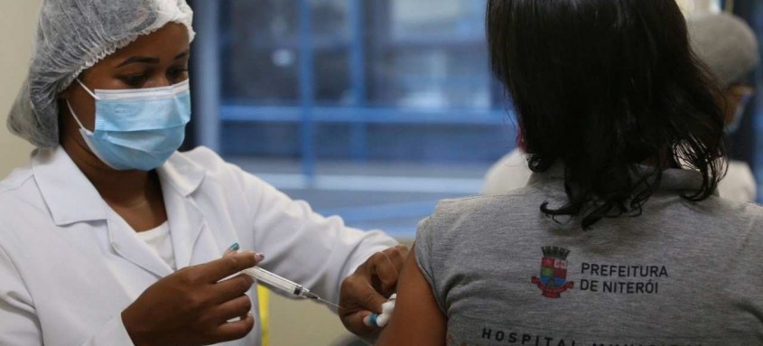 Profissionais de saúde com mais de 60 anos já vacinados terão nova dose