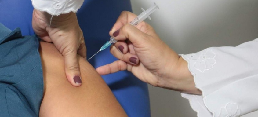 Ao todo, foram distribuídas no primeiro dia, 3,4 mil doses da vacina para o grupo prioritário em São Gonçalo