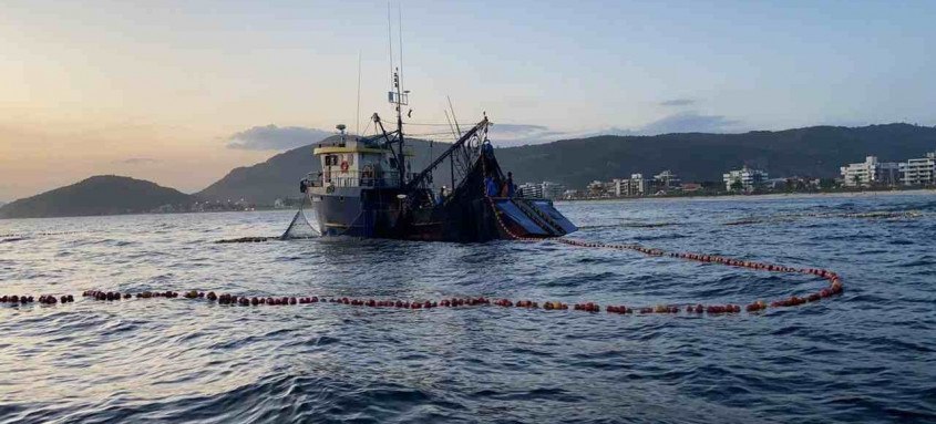 As pessoas estavam em duas embarcações, que foram apreendidas, realizando pesca industrial