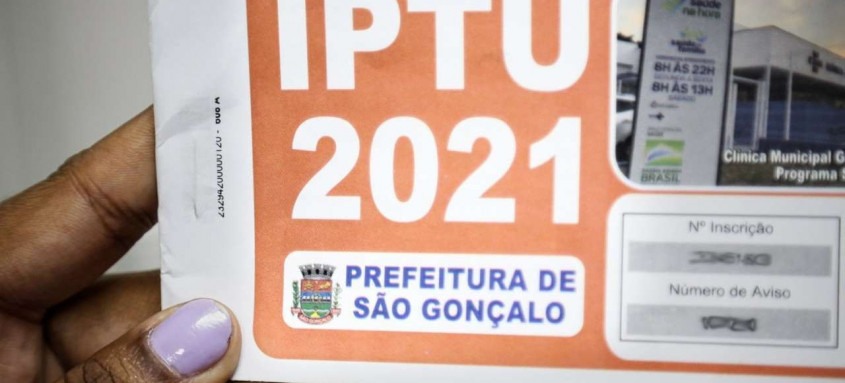 Contribuintes têm até o próximo dia 29 (sexta-feira) para quitar o imposto em cota única, com desconto de 5%. O pagamento pode ser feito nos bancos Itaú, Caixa Econômica Federal, Banco do Brasil e Santander
- Foto: Divulgação / Prefeitura de São Gonçalo Contribuintes têm até o próximo dia 29 (sexta-feira) para quitar o imposto em cota única, com desconto de 5%. O pagamento pode ser feito nos bancos Itaú, Caixa Econômica Federal, Banco do Brasil e Santander