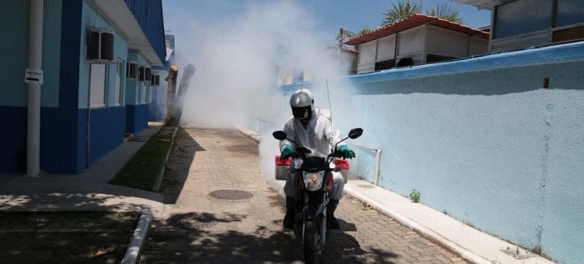 Objetivo é conter a contaminação da covid-19 e a proliferação do mosquito transmissor das doenças dengue, zika e chikungunya
- Foto: Divulgação/Prefeitura de São Gonçalo Objetivo é conter a contaminação da covid-19 e a proliferação do mosquito transmissor das doenças dengue, zika e chikungunya